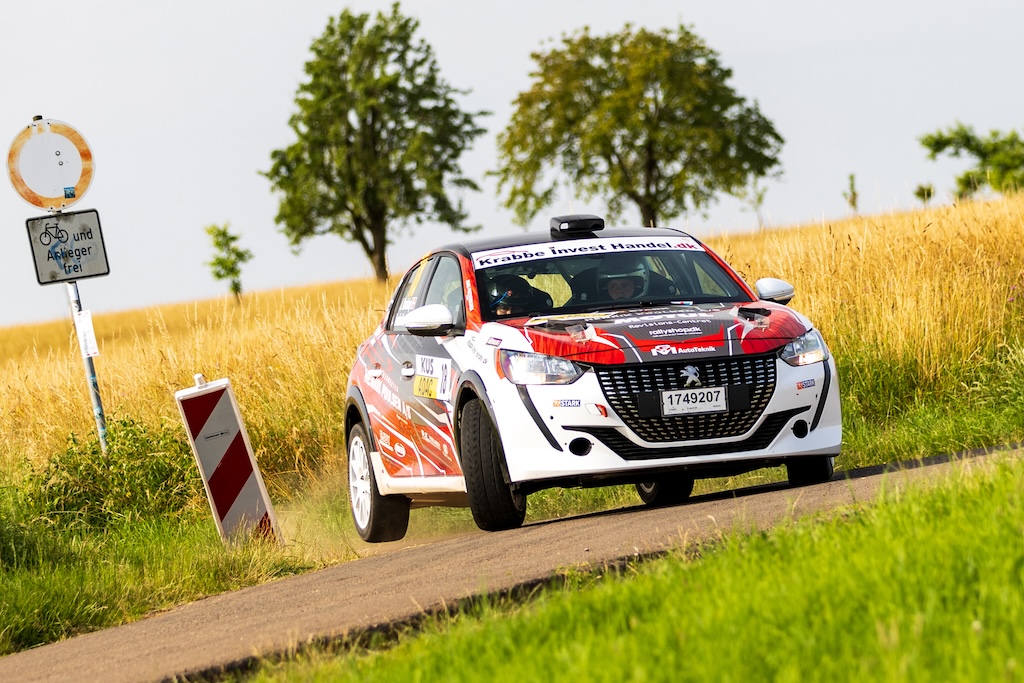 Tre hjul er nok, når Lasse Karlshøj skal have vredet sin Rally4-bil omkring et skarpt hjørne.
(Foto: Lars Krone)